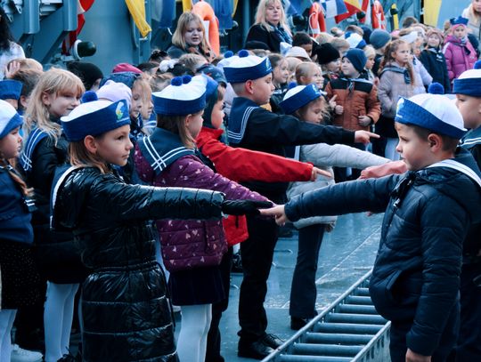 Tradycja, która łączy pokolenia. Pasowanie pierwszoklasistów na pokładzie ORP Lublin