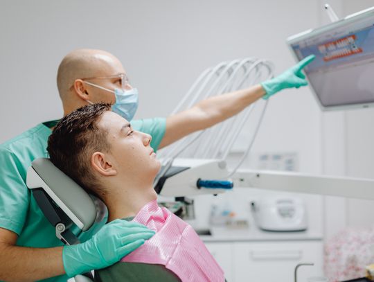 W kolejkach do lekarzy. Politycy sami w nich nie stoją