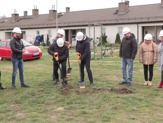 Wbicie pierwszej łopata pod budowę bloku mieszkalnego w Nowogardzie