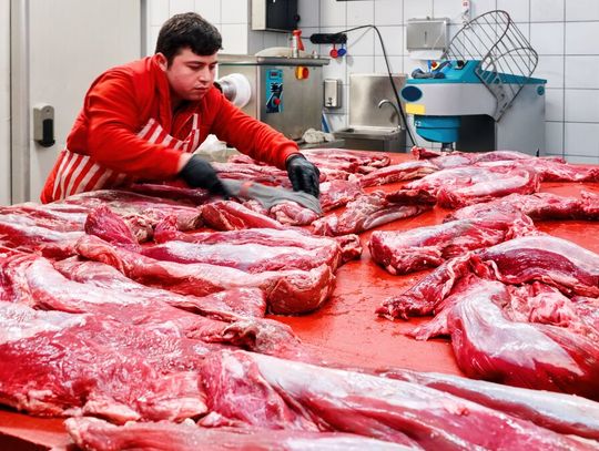 Zabawa flagami. Kontrolerzy sprawdzili, skąd pochodzi mięso w sklepach