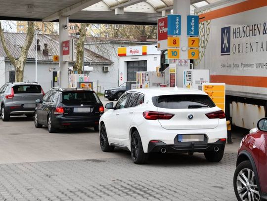 Zamiast na plażę i nad morze... po paliwo