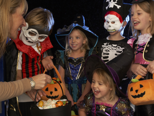 Zbliża się Halloween. Ta zabawa kusi tradycją i słodkościami Zbliża się Halloween. Ta zabawa kusi tradycją i słodkościami