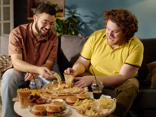 Zimą nie jedz kolacji zbyt późno. Podskoczy ci poziom cukru