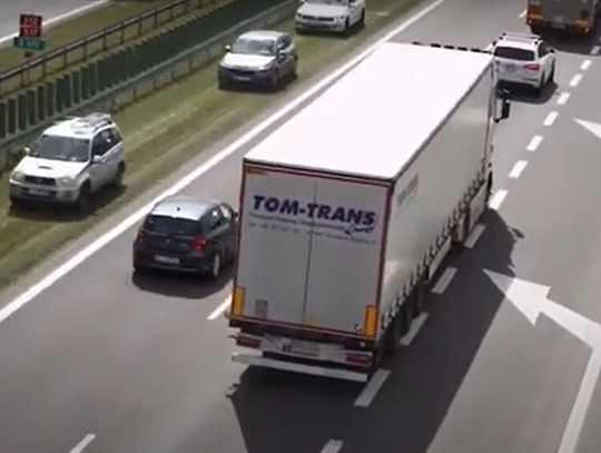 Zrobili sobie czwarty pas na ekspresówce. Teraz namierza ich policja [WIDEO]