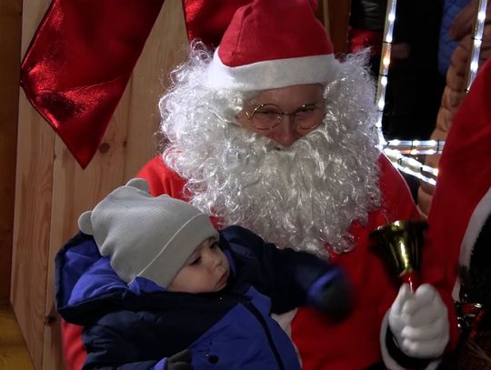 Żywa choinka rozświetliła Nowogard. Świąteczny jarmark przyciągnął tłumy na Plac Wolności!