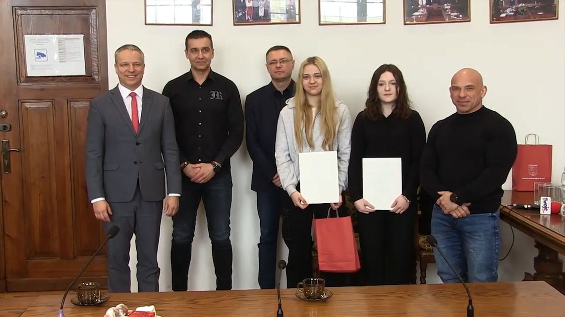 Burmistrz Robert Czapla wręczył stypendia najlepszym sportowcom z Nowogardu