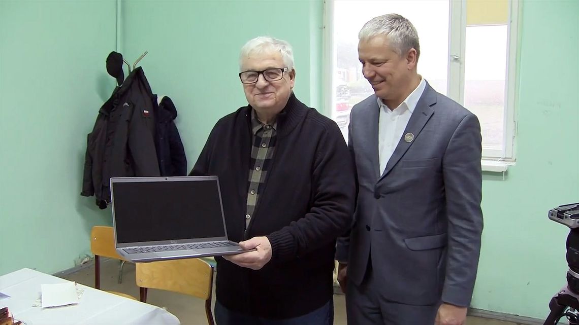 Laptop dla nowogardzkiego koła Związku Emerytów i Rencistów Służby Więziennej