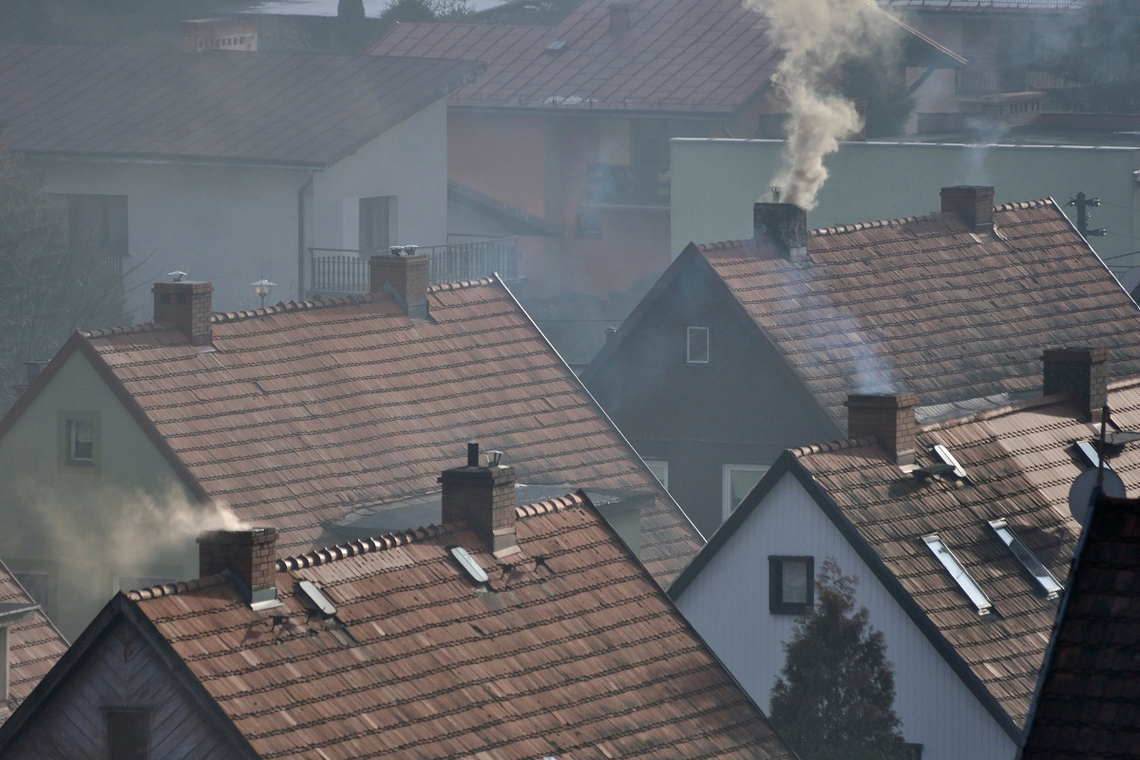 Mój sąsiad pali śmieciami! Dzięki aplikacji mObywatel szybko poinformujesz o tym służby