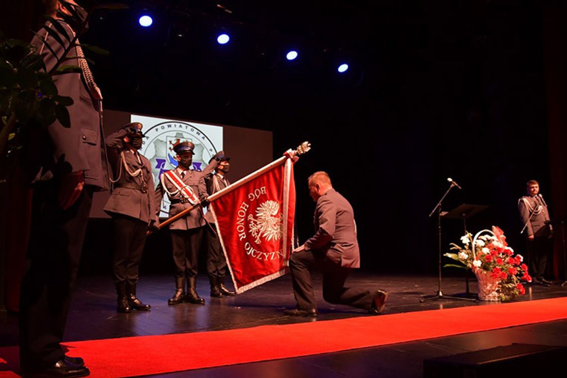 Pożegnanie ze sztandarem Komendanta Powiatowego Policji w Stargardzie i przedstawienie nowego komendanta stargardzkiej Policji.