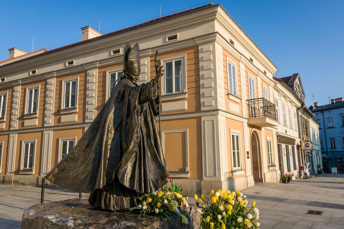 Z papieskiej laski trysnęła woda. To nie cud, ale interes: 50 zł za butelkę