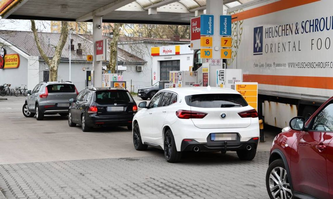 Zamiast na plażę i nad morze... po paliwo