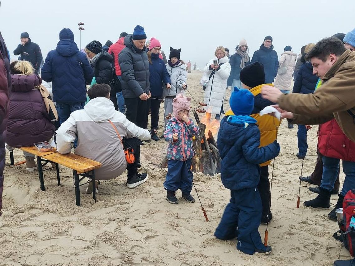 Świnoujście. Walentynkowy piknik na plaży. Ogniska i muzyka nie tylko dla zakochanych Świnoujście. Walentynkowy piknik na plaży. Ogniska i muzyka nie tylko dla zakochanych