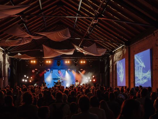 Czwarty dzień Festiwalu FAMA. John Porter wypełnił Halę Basenu Północnego
